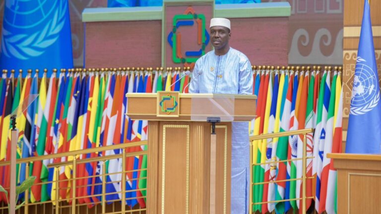 Le Général Maïga n’a pas manqué de souligner les entraves dont souffrent les pays de l’AES, enclavés et confrontés aux défis logistiques spécifiques aux PDSL. Il a dénoncé avec vigueur les récentes violations du droit international : « En dépit de ces difficultés, ils ont été victimes, ces dernières années, sous des prétextes politiques fallacieux, de la violation de leur droit à l’accès à la mer et depuis la mer. »