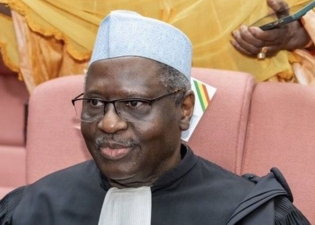 Le Tribunal reçoit les sieurs Badara Aliou Berthé et autres en leur action ; cependant, ordonne le sursis à statuer jusqu’à l’examen définitif de l’exception d’inconstitutionnalité soulevée ; et ordonne la transmission de la procédure à la Cour constitutionnelle via la Cour suprême en application des dispositions de l’article 153 de la Constitution du 22 juillet 2023
