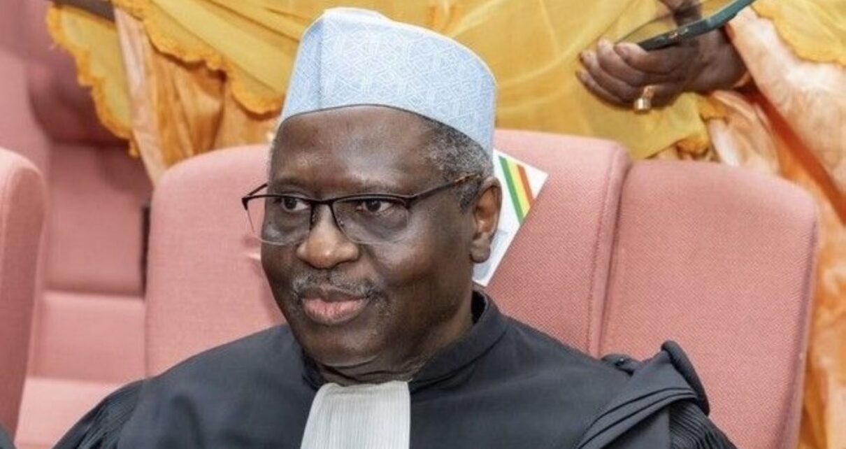 Le Tribunal reçoit les sieurs Badara Aliou Berthé et autres en leur action ; cependant, ordonne le sursis à statuer jusqu’à l’examen définitif de l’exception d’inconstitutionnalité soulevée ; et ordonne la transmission de la procédure à la Cour constitutionnelle via la Cour suprême en application des dispositions de l’article 153 de la Constitution du 22 juillet 2023