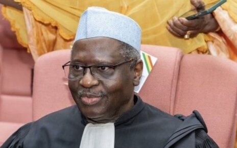 Le Tribunal reçoit les sieurs Badara Aliou Berthé et autres en leur action ; cependant, ordonne le sursis à statuer jusqu’à l’examen définitif de l’exception d’inconstitutionnalité soulevée ; et ordonne la transmission de la procédure à la Cour constitutionnelle via la Cour suprême en application des dispositions de l’article 153 de la Constitution du 22 juillet 2023
