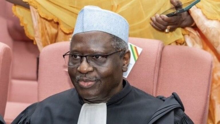 Le Tribunal reçoit les sieurs Badara Aliou Berthé et autres en leur action ; cependant, ordonne le sursis à statuer jusqu’à l’examen définitif de l’exception d’inconstitutionnalité soulevée ; et ordonne la transmission de la procédure à la Cour constitutionnelle via la Cour suprême en application des dispositions de l’article 153 de la Constitution du 22 juillet 2023