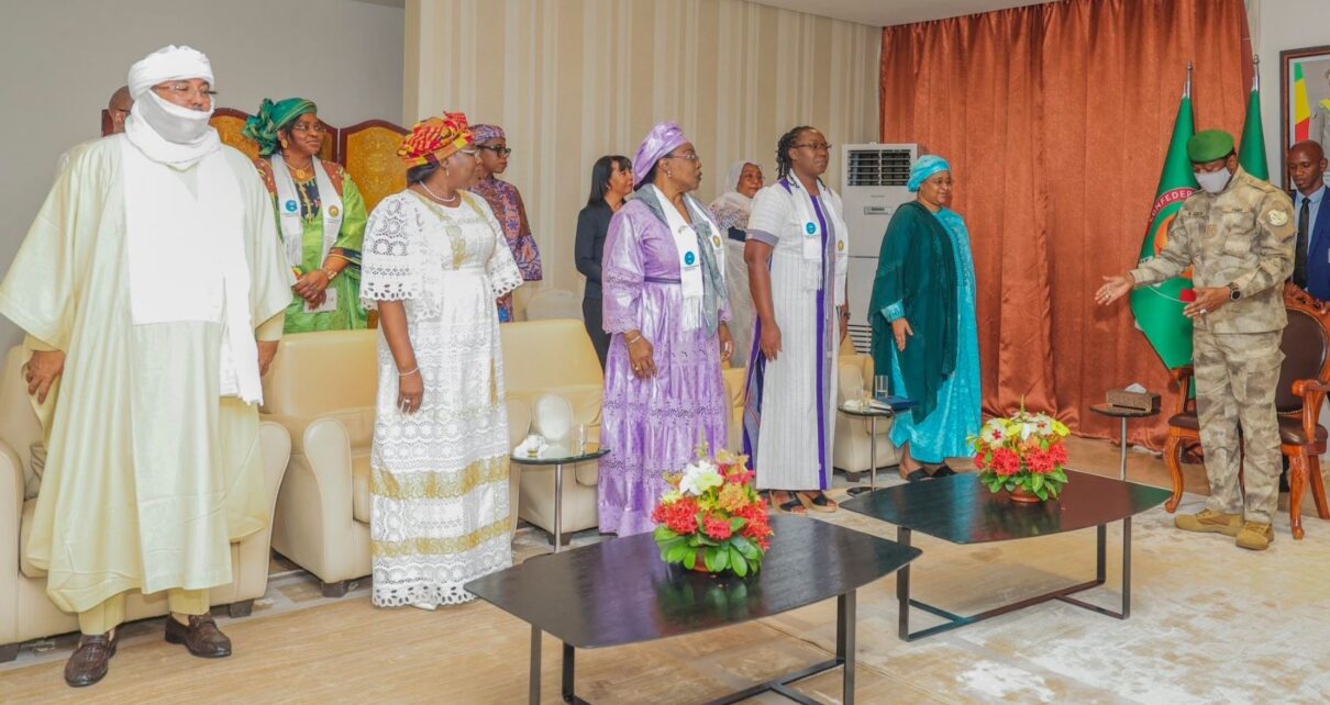 À l’issue de l’audience, le professeur Kossiwa Zinsou-Klassou, Ministre de l’action sociale, de la solidarité et de la promotion de la femme du Togo, a présenté les objectifs et les avancées de cette initiative. Accompagné de ses homologues de l’AES, du Tchad et de la Mauritanie, « Nous avons été reçu par le Président GOÏTA, dans le cadre de la tenue du forum humanitaire de l’AES. Les pays présents à ce forum vivent les mêmes réalités, une crise multidimensionnelle et transnationale depuis quelques années. Ce forum est une occasion pour réfléchir sur les mécanismes et examiner les points faibles pour adopter ensemble une approche plus efficace et porteuse d’avenir pour la sous-région », a déclaré la ministre togolaise.