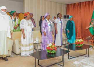 À l’issue de l’audience, le professeur Kossiwa Zinsou-Klassou, Ministre de l’action sociale, de la solidarité et de la promotion de la femme du Togo, a présenté les objectifs et les avancées de cette initiative. Accompagné de ses homologues de l’AES, du Tchad et de la Mauritanie, « Nous avons été reçu par le Président GOÏTA, dans le cadre de la tenue du forum humanitaire de l’AES. Les pays présents à ce forum vivent les mêmes réalités, une crise multidimensionnelle et transnationale depuis quelques années. Ce forum est une occasion pour réfléchir sur les mécanismes et examiner les points faibles pour adopter ensemble une approche plus efficace et porteuse d’avenir pour la sous-région », a déclaré la ministre togolaise.