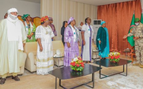 À l’issue de l’audience, le professeur Kossiwa Zinsou-Klassou, Ministre de l’action sociale, de la solidarité et de la promotion de la femme du Togo, a présenté les objectifs et les avancées de cette initiative. Accompagné de ses homologues de l’AES, du Tchad et de la Mauritanie, « Nous avons été reçu par le Président GOÏTA, dans le cadre de la tenue du forum humanitaire de l’AES. Les pays présents à ce forum vivent les mêmes réalités, une crise multidimensionnelle et transnationale depuis quelques années. Ce forum est une occasion pour réfléchir sur les mécanismes et examiner les points faibles pour adopter ensemble une approche plus efficace et porteuse d’avenir pour la sous-région », a déclaré la ministre togolaise.