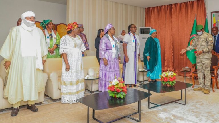 À l’issue de l’audience, le professeur Kossiwa Zinsou-Klassou, Ministre de l’action sociale, de la solidarité et de la promotion de la femme du Togo, a présenté les objectifs et les avancées de cette initiative. Accompagné de ses homologues de l’AES, du Tchad et de la Mauritanie, « Nous avons été reçu par le Président GOÏTA, dans le cadre de la tenue du forum humanitaire de l’AES. Les pays présents à ce forum vivent les mêmes réalités, une crise multidimensionnelle et transnationale depuis quelques années. Ce forum est une occasion pour réfléchir sur les mécanismes et examiner les points faibles pour adopter ensemble une approche plus efficace et porteuse d’avenir pour la sous-région », a déclaré la ministre togolaise.