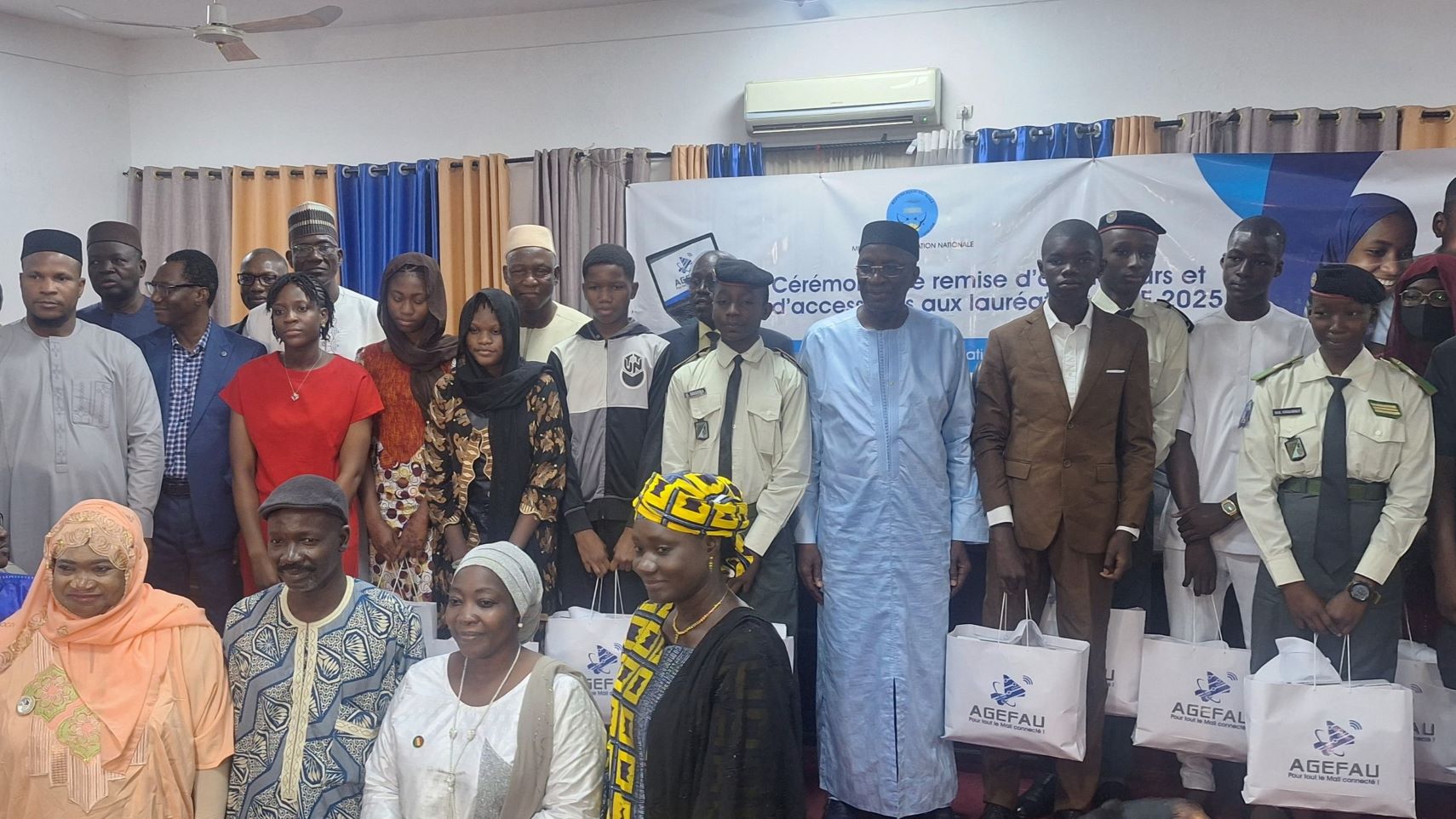 Ces initiatives s'inscrivent dans une vision du Gouvernement du Mali à vouloir renforcer l'inclusion numérique, à réduire les inégalités d'accès aux TICs et à doter les acteurs du système éducatif des outils modernes et performants.