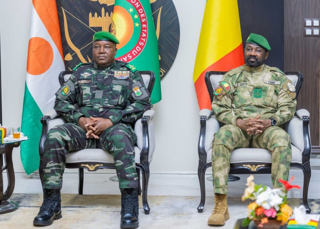 Le Président de la République du Niger est en visite d’amitié et de travail de 24 heures au Mali. À cette occasion, les deux Chefs d’État auront un programme chargé, comprenant notamment un entretien en tête-à-tête, qui sera ensuite élargi aux membres de leurs délégations respectives. À l’issue de son séjour, le Président TIANI devrait s’adresser à la presse.
