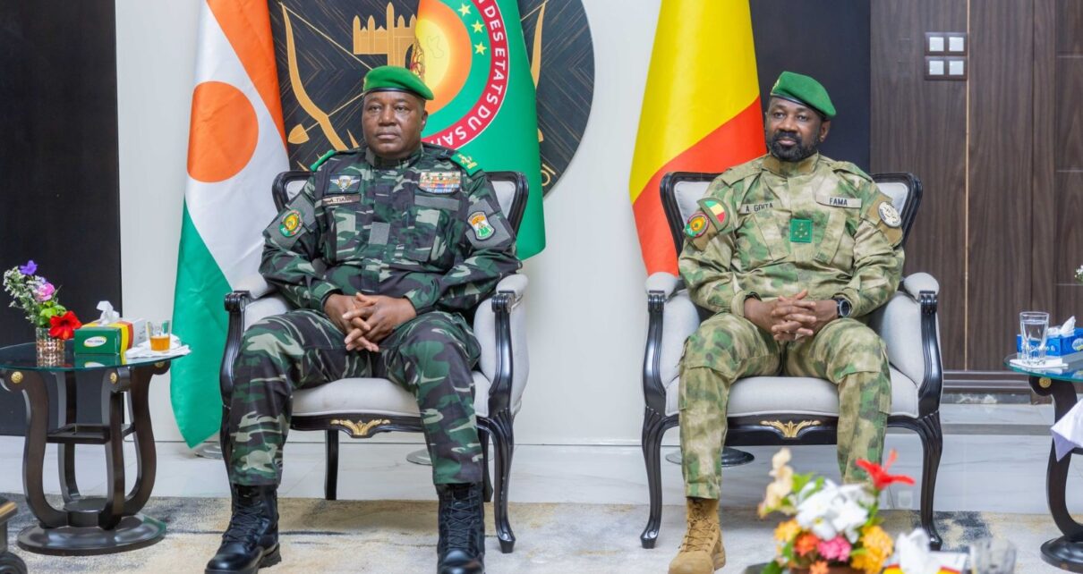 Le Président de la République du Niger est en visite d’amitié et de travail de 24 heures au Mali. À cette occasion, les deux Chefs d’État auront un programme chargé, comprenant notamment un entretien en tête-à-tête, qui sera ensuite élargi aux membres de leurs délégations respectives. À l’issue de son séjour, le Président TIANI devrait s’adresser à la presse.