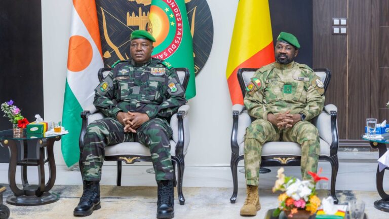 Le Président de la République du Niger est en visite d’amitié et de travail de 24 heures au Mali. À cette occasion, les deux Chefs d’État auront un programme chargé, comprenant notamment un entretien en tête-à-tête, qui sera ensuite élargi aux membres de leurs délégations respectives. À l’issue de son séjour, le Président TIANI devrait s’adresser à la presse.