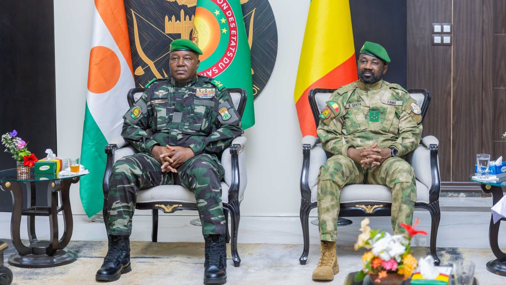 Le Président de la République du Niger est en visite d’amitié et de travail de 24 heures au Mali. À cette occasion, les deux Chefs d’État auront un programme chargé, comprenant notamment un entretien en tête-à-tête, qui sera ensuite élargi aux membres de leurs délégations respectives. À l’issue de son séjour, le Président TIANI devrait s’adresser à la presse.