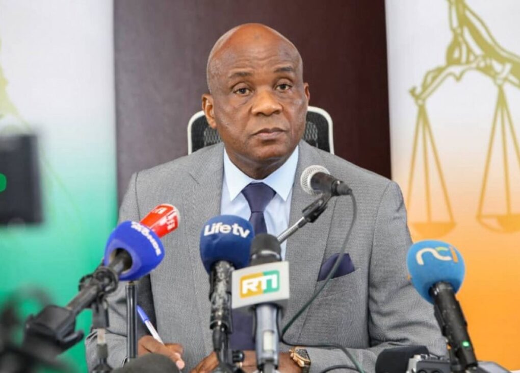 Le Procureur Oumar a expliqué que "certaines personnes, dont des dirigeants de partis politiques, ainsi que des organes de presse, font état d'enlèvements par des éléments encagoulés" lors d'opérations d'arrestation. Il a précisé que ce discours vise, de manière inavouée, à "faire croire à l'opinion nationale et internationale qu'il existe des milices à la solde du régime en place, agissant en dehors de toute base légale, ce qui n'est pas conforme à la réalité."