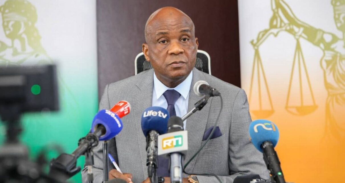 Le Procureur Oumar a expliqué que "certaines personnes, dont des dirigeants de partis politiques, ainsi que des organes de presse, font état d'enlèvements par des éléments encagoulés" lors d'opérations d'arrestation. Il a précisé que ce discours vise, de manière inavouée, à "faire croire à l'opinion nationale et internationale qu'il existe des milices à la solde du régime en place, agissant en dehors de toute base légale, ce qui n'est pas conforme à la réalité."