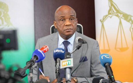 Le Procureur Oumar a expliqué que "certaines personnes, dont des dirigeants de partis politiques, ainsi que des organes de presse, font état d'enlèvements par des éléments encagoulés" lors d'opérations d'arrestation. Il a précisé que ce discours vise, de manière inavouée, à "faire croire à l'opinion nationale et internationale qu'il existe des milices à la solde du régime en place, agissant en dehors de toute base légale, ce qui n'est pas conforme à la réalité."