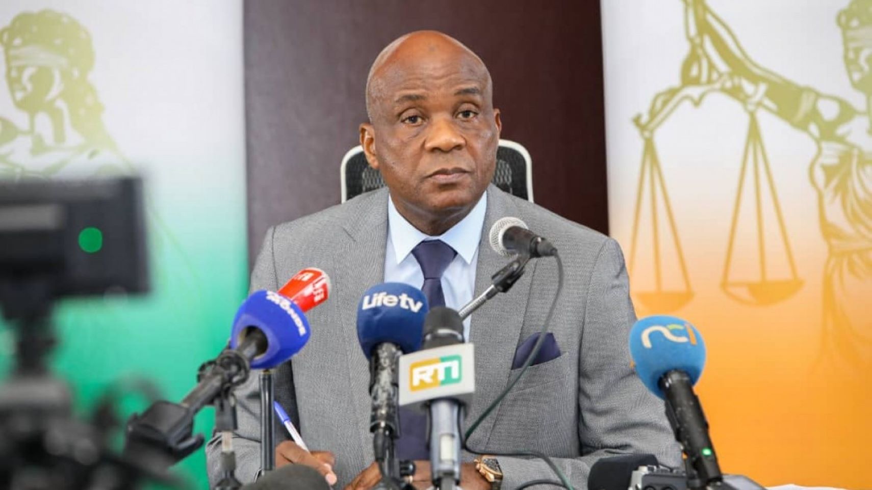 Le Procureur Oumar a expliqué que "certaines personnes, dont des dirigeants de partis politiques, ainsi que des organes de presse, font état d'enlèvements par des éléments encagoulés" lors d'opérations d'arrestation. Il a précisé que ce discours vise, de manière inavouée, à "faire croire à l'opinion nationale et internationale qu'il existe des milices à la solde du régime en place, agissant en dehors de toute base légale, ce qui n'est pas conforme à la réalité."