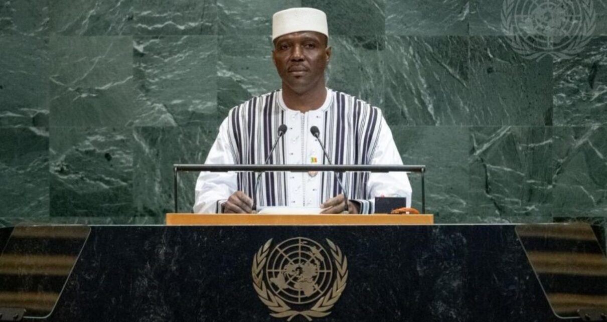 La Confédération AES réitère avec force sa ferme condamnation du soutien ouvert et parfois exprimé publiquement, de sponsors étatiques étrangers qui, pour des motifs impérialistes, déstabilisent notre entité d’une part, en mettant à la disposition des groupes terroristes des conseillers, des moyens logistiques, et des armes et munitions, d’autre part en leur accordant un soutien politique et en leur offrant des bases arrière situées dans certains pays voisins, en violation de toutes les règles internationales.