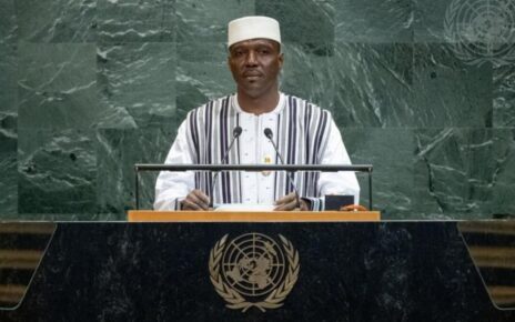 La Confédération AES réitère avec force sa ferme condamnation du soutien ouvert et parfois exprimé publiquement, de sponsors étatiques étrangers qui, pour des motifs impérialistes, déstabilisent notre entité d’une part, en mettant à la disposition des groupes terroristes des conseillers, des moyens logistiques, et des armes et munitions, d’autre part en leur accordant un soutien politique et en leur offrant des bases arrière situées dans certains pays voisins, en violation de toutes les règles internationales.