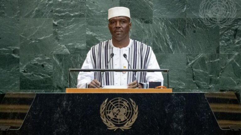 La Confédération AES réitère avec force sa ferme condamnation du soutien ouvert et parfois exprimé publiquement, de sponsors étatiques étrangers qui, pour des motifs impérialistes, déstabilisent notre entité d’une part, en mettant à la disposition des groupes terroristes des conseillers, des moyens logistiques, et des armes et munitions, d’autre part en leur accordant un soutien politique et en leur offrant des bases arrière situées dans certains pays voisins, en violation de toutes les règles internationales.