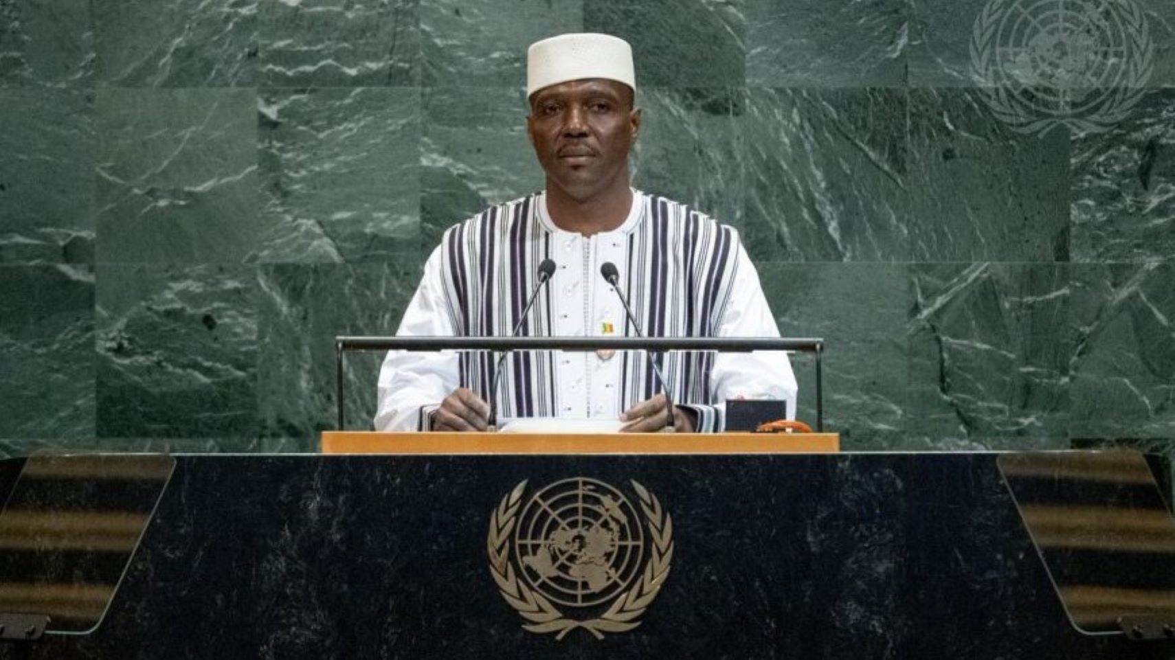 La Confédération AES réitère avec force sa ferme condamnation du soutien ouvert et parfois exprimé publiquement, de sponsors étatiques étrangers qui, pour des motifs impérialistes, déstabilisent notre entité d’une part, en mettant à la disposition des groupes terroristes des conseillers, des moyens logistiques, et des armes et munitions, d’autre part en leur accordant un soutien politique et en leur offrant des bases arrière situées dans certains pays voisins, en violation de toutes les règles internationales.