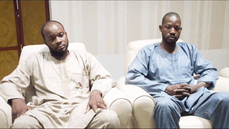 Nous sommes venus rendre compte de l’arrivée effective, donc de la présence physique parmi nous, de deux de nos frères d’armes qui avaient été enlevés le 6 août 2025, à savoir le sergent-chef de police Abdrahmane Dembélé et le sergent de police Boubacar Dabo. Par la grâce de Dieu et l’implication de l’ensemble des forces de défense et de sécurité, singulièrement des services de renseignement, ils ont été libérés.