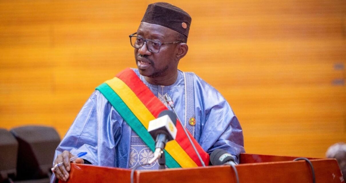 Cette fois, c’est Aboubacar Sidiki Fomba, lui aussi membre du CNT, qui est dans la tourmente. Il a été visé par une plainte du Syndicat national des conducteurs et routiers du Mali (SNCR). Les responsables du syndicat ont annoncé cette démarche le mardi 21 octobre 2025, avant de se rétracter et de retirer la plainte deux jours plus tard, le jeudi 23 octobre 2025.