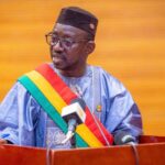Cette fois, c’est Aboubacar Sidiki Fomba, lui aussi membre du CNT, qui est dans la tourmente. Il a été visé par une plainte du Syndicat national des conducteurs et routiers du Mali (SNCR). Les responsables du syndicat ont annoncé cette démarche le mardi 21 octobre 2025, avant de se rétracter et de retirer la plainte deux jours plus tard, le jeudi 23 octobre 2025.