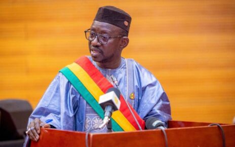 Cette fois, c’est Aboubacar Sidiki Fomba, lui aussi membre du CNT, qui est dans la tourmente. Il a été visé par une plainte du Syndicat national des conducteurs et routiers du Mali (SNCR). Les responsables du syndicat ont annoncé cette démarche le mardi 21 octobre 2025, avant de se rétracter et de retirer la plainte deux jours plus tard, le jeudi 23 octobre 2025.