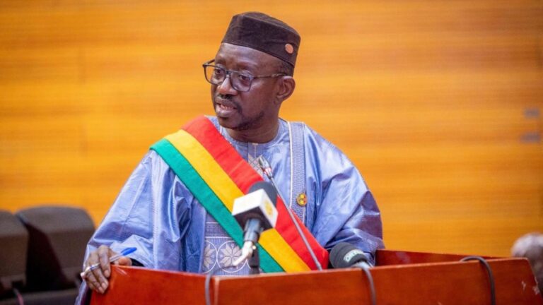 Cette fois, c’est Aboubacar Sidiki Fomba, lui aussi membre du CNT, qui est dans la tourmente. Il a été visé par une plainte du Syndicat national des conducteurs et routiers du Mali (SNCR). Les responsables du syndicat ont annoncé cette démarche le mardi 21 octobre 2025, avant de se rétracter et de retirer la plainte deux jours plus tard, le jeudi 23 octobre 2025.