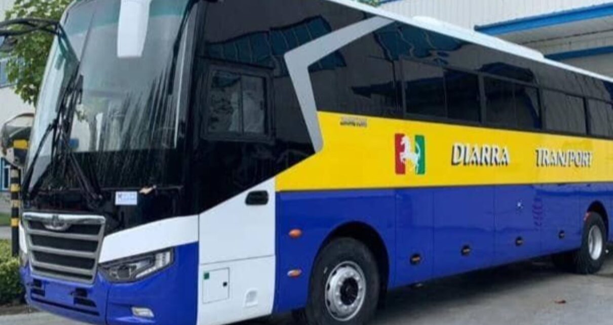 Dans une correspondance officielle N°219/MTI-SG, datée du 22 octobre 2025 et adressée à la gérante de la compagnie, le ministre des Transports et des Infrastructures a exprimé sa préoccupation face à cette situation jugée grave et préjudiciable à l’autorité de l’État. « Mon attention a été appelée sur un enregistrement vidéo largement diffusé sur les réseaux sociaux, dans lequel un membre de groupe armé terroriste affirme la conclusion d’un accord entre sa faction et votre compagnie de transport », écrit le ministre.