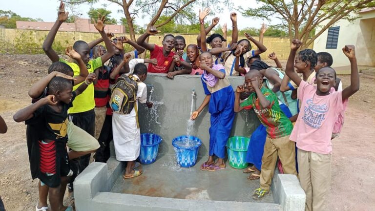 A cette occasion, la délégation malienne a présenté les efforts déployés par le Gouvernement en matière d’Alimentation scolaire qui ont porté, entres autres, sur : - le renforcement du cadre juridique de l’Alimentation scolaire ; - le transfert de ressources aux Collectivités territoriales pour l’approvisionnement des 1855 cantines scolaires à travers le territoire national ; - la promotion des cantines scolaires endogènes ; - l’élaboration du manuel de procédures de gestion des cantines scolaires ; - les missions de supervision des activités des cantines scolaires.