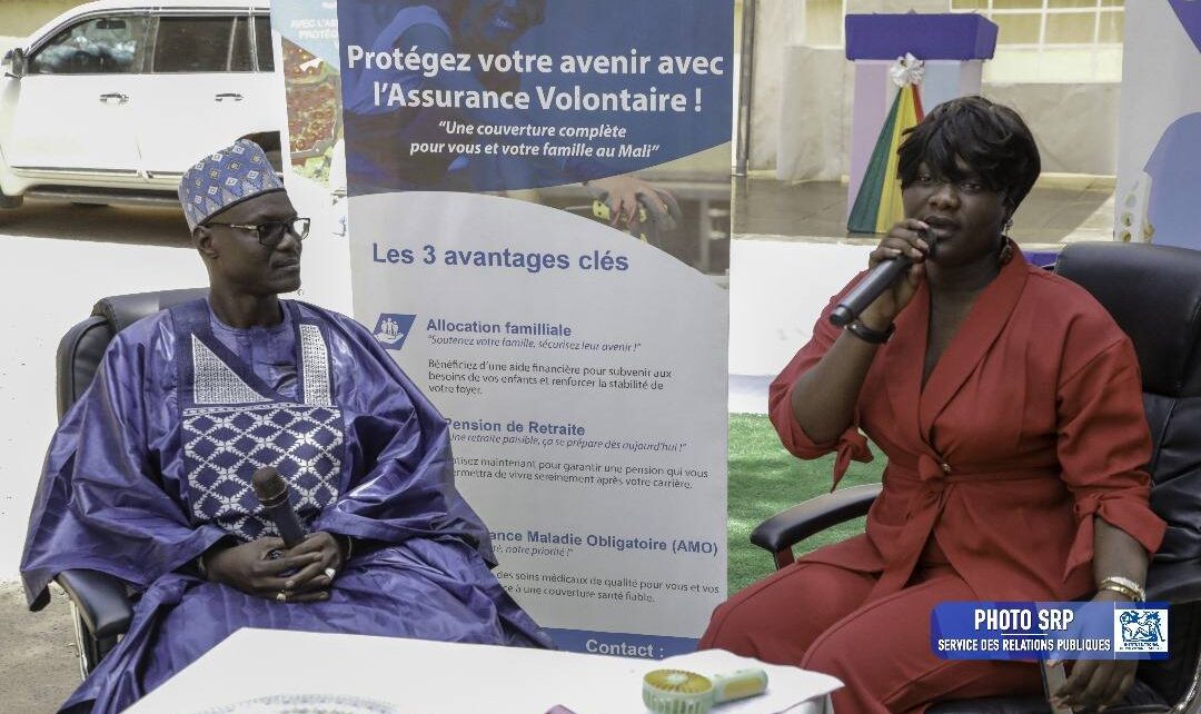 Parmi les moments marquants, l’enrôlement en direct de deux nouvelles adhésions symboliques a particulièrement retenu l’attention. La célèbre artiste Safi Diabaté, émue, a exprimé sa fierté de rejoindre le programme et a invité ses collègues artistes à emboîter le pas. Un « Toukarankê » (malien de l’extérieur), a également adhéré à la deuxième classe de l’Assurance Volontaire, soulignant ainsi la portée inclusive de l’initiative.