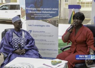 Parmi les moments marquants, l’enrôlement en direct de deux nouvelles adhésions symboliques a particulièrement retenu l’attention. La célèbre artiste Safi Diabaté, émue, a exprimé sa fierté de rejoindre le programme et a invité ses collègues artistes à emboîter le pas. Un « Toukarankê » (malien de l’extérieur), a également adhéré à la deuxième classe de l’Assurance Volontaire, soulignant ainsi la portée inclusive de l’initiative.