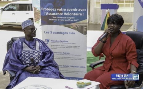 Parmi les moments marquants, l’enrôlement en direct de deux nouvelles adhésions symboliques a particulièrement retenu l’attention. La célèbre artiste Safi Diabaté, émue, a exprimé sa fierté de rejoindre le programme et a invité ses collègues artistes à emboîter le pas. Un « Toukarankê » (malien de l’extérieur), a également adhéré à la deuxième classe de l’Assurance Volontaire, soulignant ainsi la portée inclusive de l’initiative.