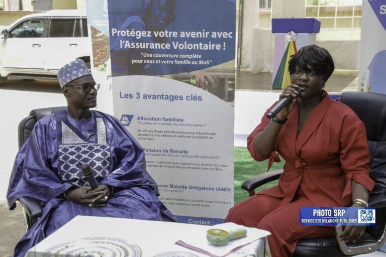 Parmi les moments marquants, l’enrôlement en direct de deux nouvelles adhésions symboliques a particulièrement retenu l’attention. La célèbre artiste Safi Diabaté, émue, a exprimé sa fierté de rejoindre le programme et a invité ses collègues artistes à emboîter le pas. Un « Toukarankê » (malien de l’extérieur), a également adhéré à la deuxième classe de l’Assurance Volontaire, soulignant ainsi la portée inclusive de l’initiative.