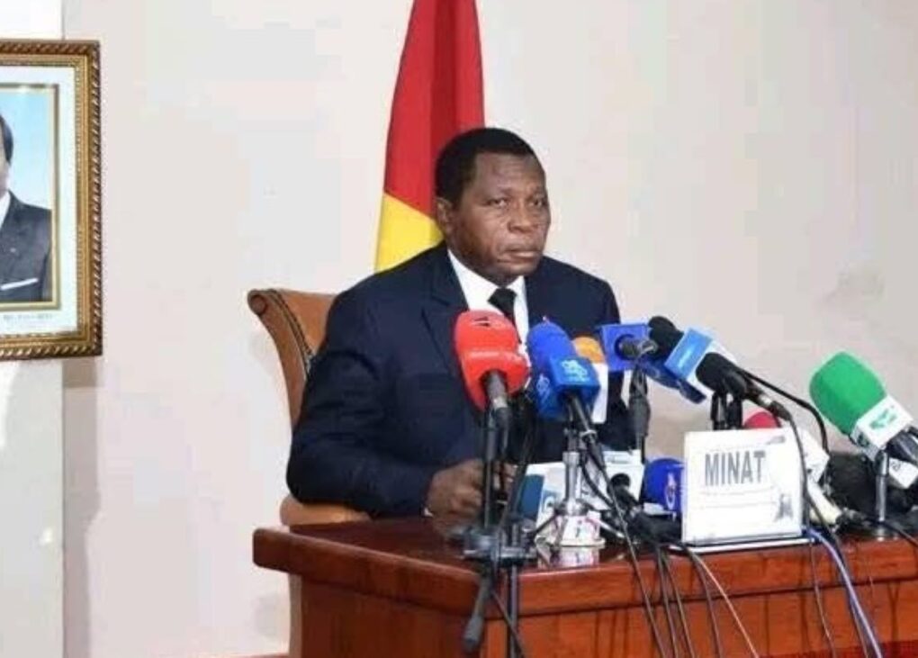 Le lundi 13 octobre 2025, le candidat Issa Tchiroma Bakary, en violation de tous les textes juridiques qui encadrent le processus électoral, a diffusé un message enregistré à partir de son domicile dans lequel il s’est auto-proclamé vainqueur du scrutin présidentiel.