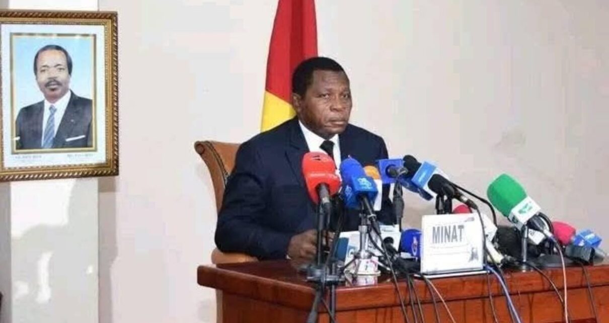 Le lundi 13 octobre 2025, le candidat Issa Tchiroma Bakary, en violation de tous les textes juridiques qui encadrent le processus électoral, a diffusé un message enregistré à partir de son domicile dans lequel il s’est auto-proclamé vainqueur du scrutin présidentiel.