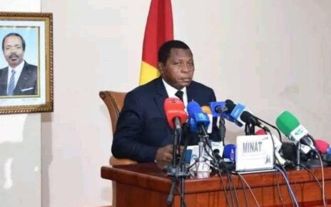 Le lundi 13 octobre 2025, le candidat Issa Tchiroma Bakary, en violation de tous les textes juridiques qui encadrent le processus électoral, a diffusé un message enregistré à partir de son domicile dans lequel il s’est auto-proclamé vainqueur du scrutin présidentiel.