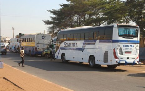 Après avoir constaté le bon déroulement de cette opération, Madame le Ministre des Transports et des Infrastructures a accordé une interview à la presse. Elle a déclaré que cette opération, initiée en guise de solidarité envers la population en ces moments difficiles et dans un élan patriotique, vise à faciliter la mobilité des populations dans le District de #Bamako et environs. Le Ministre SISSOKO ajouta que cette initiative se poursuivra jusqu’au 2 novembre 2025 et qu’elle sera renouvelée au besoin.