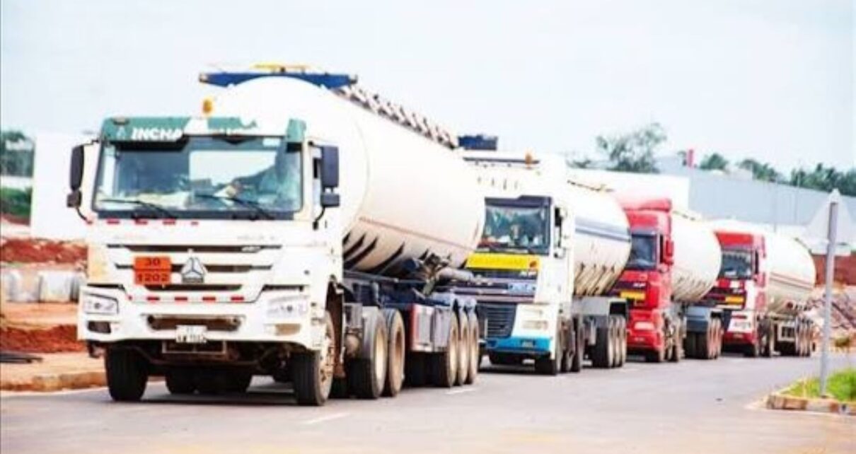 Escortés par les Forces armées maliennes (FAMa), près de 300 citernes ont fait leur entrée à Bamako dans l’après-midi, marquant ainsi une étape décisive dans la résolution de la crise d’approvisionnement en hydrocarbures qui suscitait de fortes inquiétudes au sein de la population.