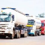 Escortés par les Forces armées maliennes (FAMa), près de 300 citernes ont fait leur entrée à Bamako dans l’après-midi, marquant ainsi une étape décisive dans la résolution de la crise d’approvisionnement en hydrocarbures qui suscitait de fortes inquiétudes au sein de la population.