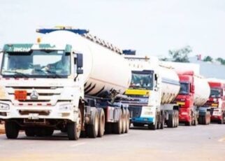 Escortés par les Forces armées maliennes (FAMa), près de 300 citernes ont fait leur entrée à Bamako dans l’après-midi, marquant ainsi une étape décisive dans la résolution de la crise d’approvisionnement en hydrocarbures qui suscitait de fortes inquiétudes au sein de la population.