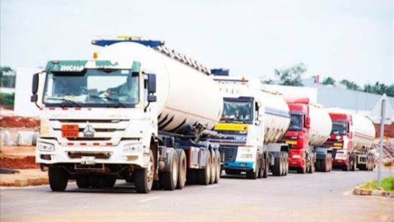 Escortés par les Forces armées maliennes (FAMa), près de 300 citernes ont fait leur entrée à Bamako dans l’après-midi, marquant ainsi une étape décisive dans la résolution de la crise d’approvisionnement en hydrocarbures qui suscitait de fortes inquiétudes au sein de la population.