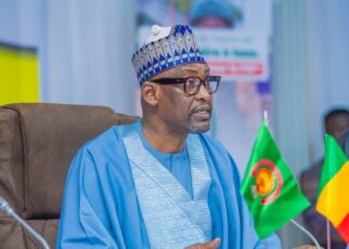 Le Ministre Diop a dressé un bilan optimiste des premiers 18 mois de la Confédération, soulignant des progrès "considérables" dans divers domaines, en particulier la défense et la sécurité. Il a rendu un vibrant hommage aux Forces Armées et de Sécurité, y compris la Force Unifiée AES, pour leur efficacité dans la lutte contre le terrorisme, malgré les défis.