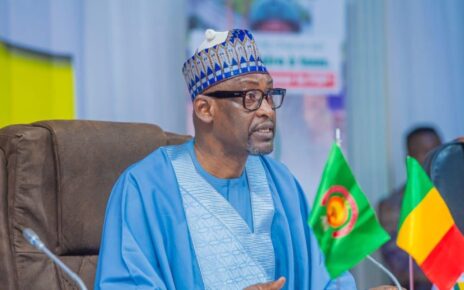 Le Ministre Diop a dressé un bilan optimiste des premiers 18 mois de la Confédération, soulignant des progrès "considérables" dans divers domaines, en particulier la défense et la sécurité. Il a rendu un vibrant hommage aux Forces Armées et de Sécurité, y compris la Force Unifiée AES, pour leur efficacité dans la lutte contre le terrorisme, malgré les défis.