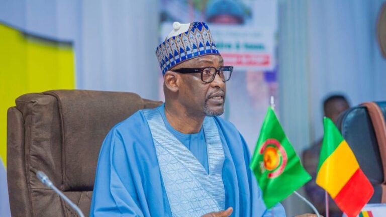 Le Ministre Diop a dressé un bilan optimiste des premiers 18 mois de la Confédération, soulignant des progrès "considérables" dans divers domaines, en particulier la défense et la sécurité. Il a rendu un vibrant hommage aux Forces Armées et de Sécurité, y compris la Force Unifiée AES, pour leur efficacité dans la lutte contre le terrorisme, malgré les défis.