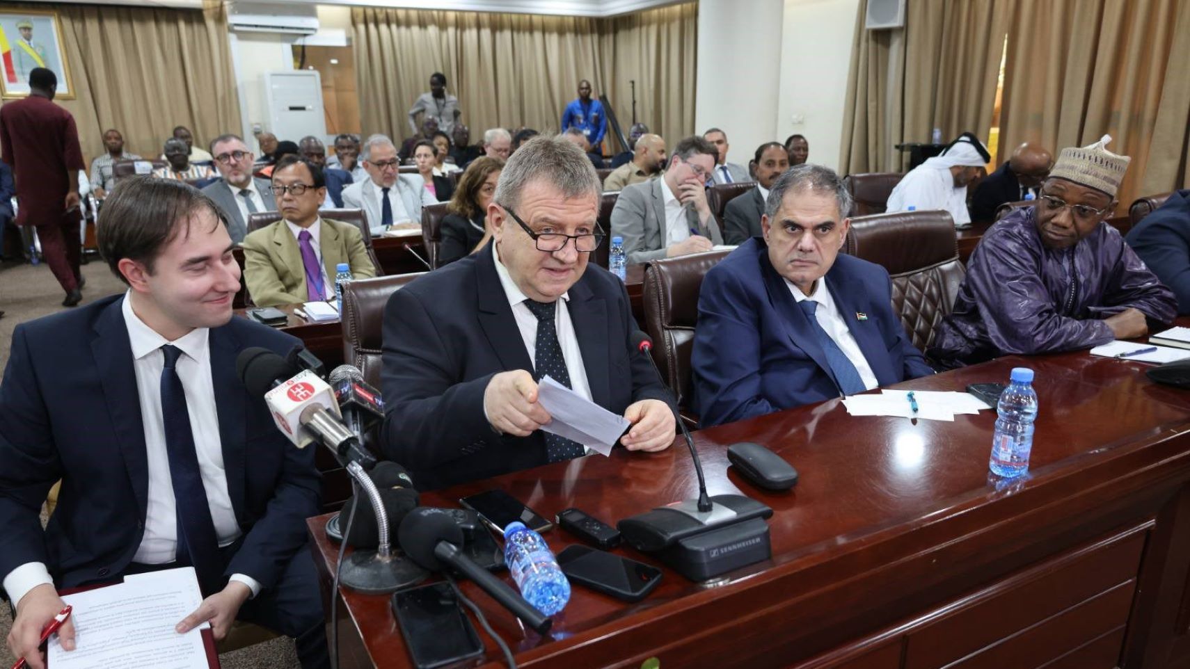 Autour des questions sécuritaires et d’approvisionnement du Mali en hydrocarbures, le Ministre DIOP a souligné les efforts importants du Gouvernement et l’engagement commun des vaillants soldats du Mali et de la Confédération AES tant dans la lutte contre les terroristes opérant dans notre espace que pour la sécurisation des convois des produits pétroliers.