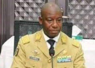 Ibrahima Dahirou Dembélé, né le 9 janvier 1967 à Ségou, est un général de l'armée malienne. Il est ministre de la Défense du 5 mai 2019 au 18 août 2020.