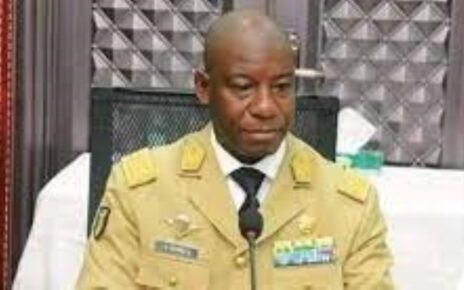 Ibrahima Dahirou Dembélé, né le 9 janvier 1967 à Ségou, est un général de l'armée malienne. Il est ministre de la Défense du 5 mai 2019 au 18 août 2020.