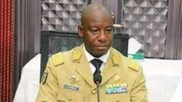Ibrahima Dahirou Dembélé, né le 9 janvier 1967 à Ségou, est un général de l'armée malienne. Il est ministre de la Défense du 5 mai 2019 au 18 août 2020.