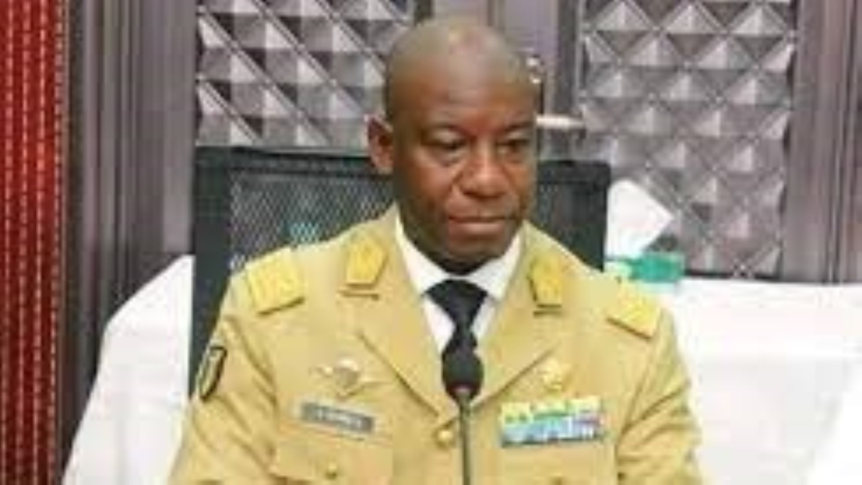 Ibrahima Dahirou Dembélé, né le 9 janvier 1967 à Ségou, est un général de l'armée malienne. Il est ministre de la Défense du 5 mai 2019 au 18 août 2020.