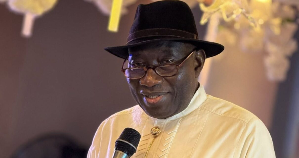 Selon Goodluck Jonathan, les dérives observées dans certains pays africains menacent gravement les fondements démocratiques. « Ce qui se passe dans certains pays africains est regrettable et déplorable… en arriver à préférer confier le pays aux militaires qu’à l’opposition qui a gagné les élections… », a-t-il martelé, regrettant une tendance grandissante à refuser l’alternance démocratique.